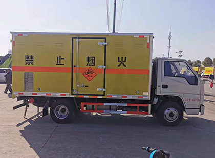 罗山爆破器材运输车技术升级与安全合规新趋势